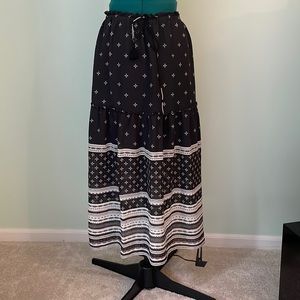 LOFT navy and white pattern skirt